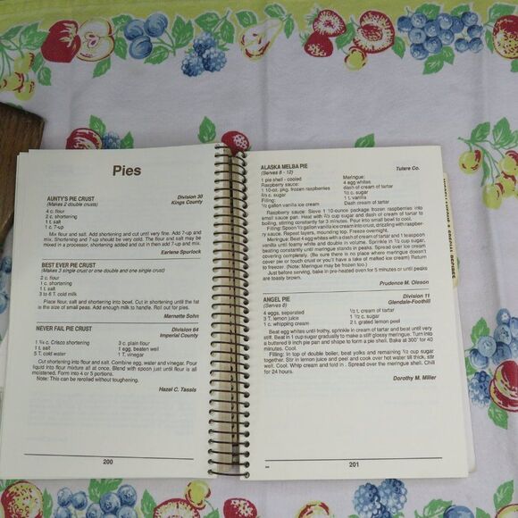 Favorite Recipes of the California Retired Teachers Association Cook Book VTG - Picture 8 of 10